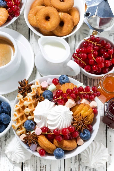 Édesség, süti és bogyós gyümölcsök a reggelit, felülnézet — Stock Fotó