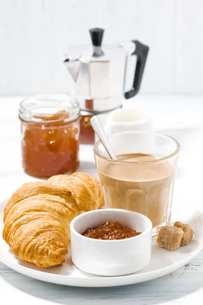 Coffee with milk and croissants with jam on white table — Stock Photo, Image