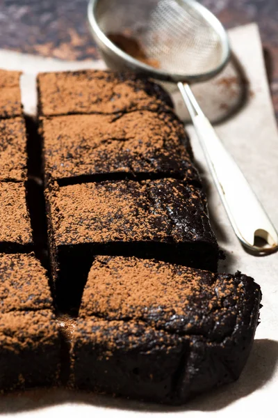 Postre - brownies de chocolate, enfoque selectivo vertical —  Fotos de Stock