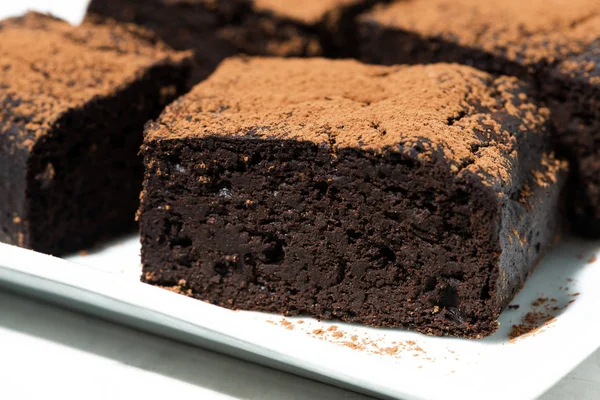 El postre - los pedazos de los brownies de chocolate, el primer plano —  Fotos de Stock