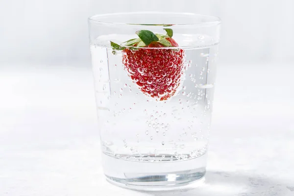 Pahar de apă carbogazoasă cu căpșuni proaspete — Fotografie, imagine de stoc