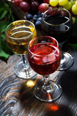 koyu ahşap arka plan, dikey ürün yelpazesine farklı şarap 