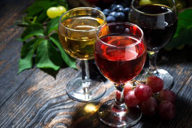 ürün yelpazesine farklı şarap koyu ahşap arka plan, üstten görünüm