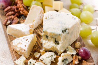 Peygamberli, taze meyve ve beyaz zemin üzerine bal