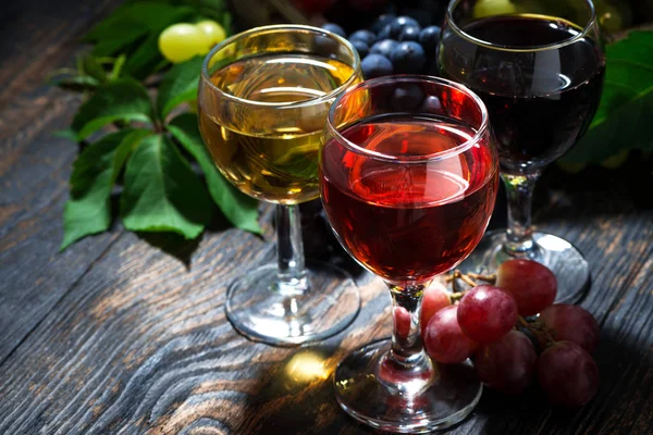 Sortimento vinho diferente no fundo de madeira escura, vista superior — Fotografia de Stock