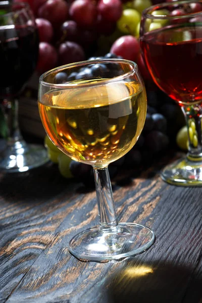 Sortimento vinho diferente na mesa de madeira escura, vertical — Fotografia de Stock