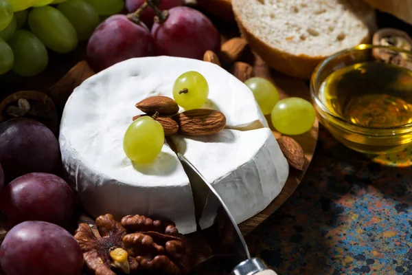 Сыр Камамбер, свежие фрукты и мед, крупный план — стоковое фото
