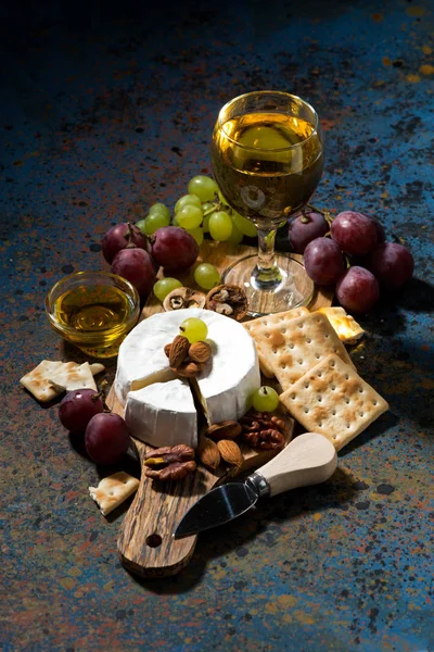 Камамбер сыр, закуски и бокал белого вина, вертикальный — стоковое фото