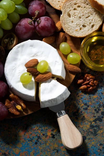 Queijo Camembert, fruta fresca e mel, vertical, vista superior — Fotografia de Stock