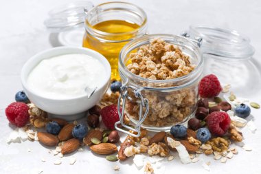 çilek ve fındık ile ev yapımı granola