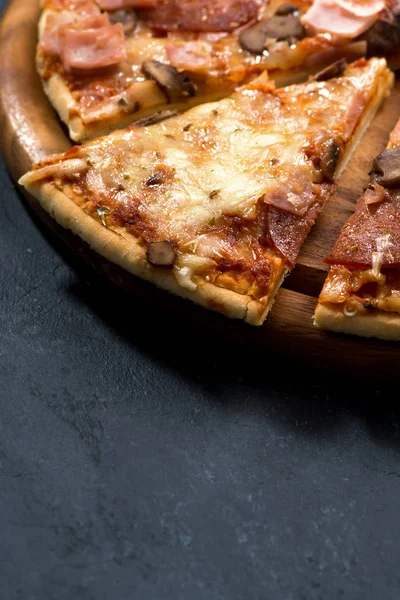 黒の背景、垂直にソーセージとチーズのピザ — ストック写真