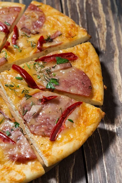 ahşap arka plan üzerinde sosisli pizza
