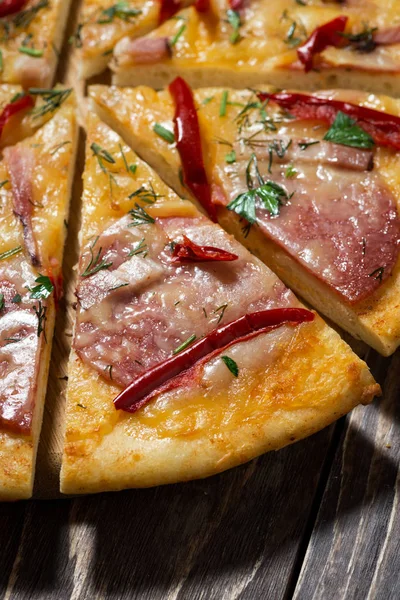 ahşap bir masa, closeup dikey sosisli pizza