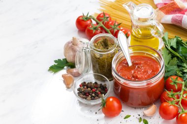 domates sosu, pesto ve makarna için malzemeler 