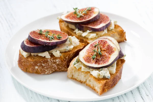 Grzanka z fig i serem pleśniowym, zbliżenie — Zdjęcie stockowe