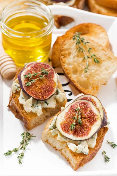 Toasts with figs, honey and blue cheese, top view — Stock Photo, Image