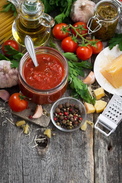 Salsa de tomate e ingredientes para pasta sobre un fondo de madera —  Fotos de Stock