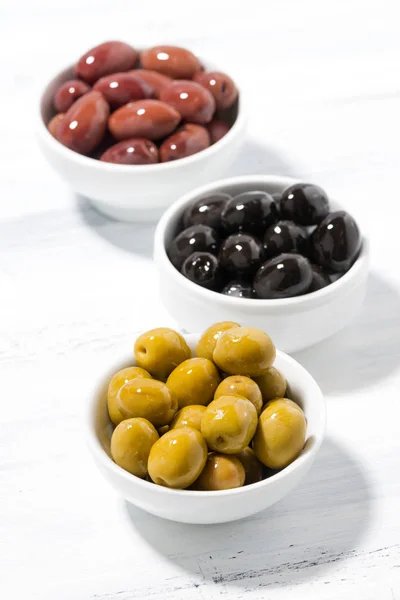 Sortiment různých druhů organických oliv, vertikální — Stock fotografie