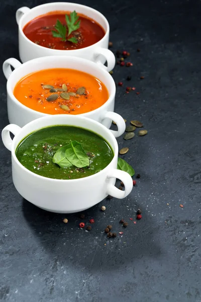 Auswahl an frischer Gemüsecremesuppe auf und dunklem Hintergrund — Stockfoto