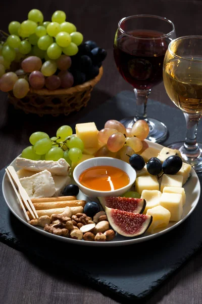 Placa con snacks delicatessen y copas de vino, vertical — Foto de Stock