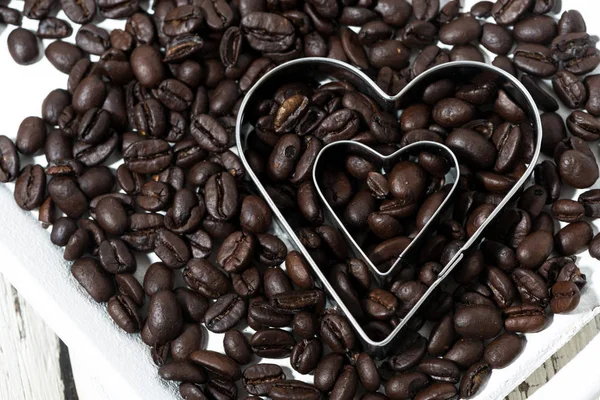 Ett koncept foto - hjärtat från kaffebönor, ovanifrån — Stockfoto
