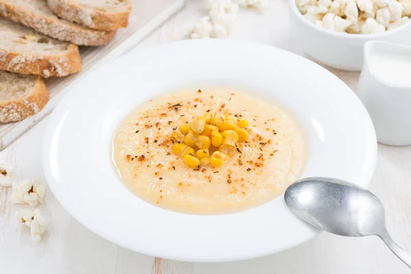 Sopa de maíz y pan, primer plano — Foto de Stock