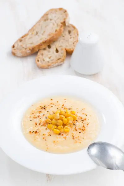 Sup jagung di piring dan roti, top view, vertikal — Stok Foto