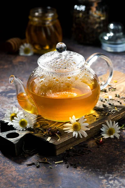 koyu arka plan üzerinde cam çaydanlık kokulu papatya çayı