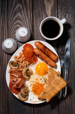Sosis, sosis ve sebze kahvaltıda kızarmış yumurta 