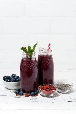 sağlıklı berry smoothies chia tohum ve goji meyveleri ile 