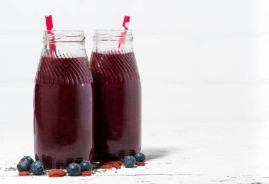 Beyaz arka planda, closeup kavanozlara sağlıklı berry güler yüzlü