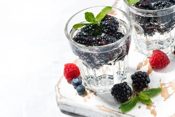 Băuturi carbogazoase cu fructe de padure pe fundal alb — Fotografie, imagine de stoc