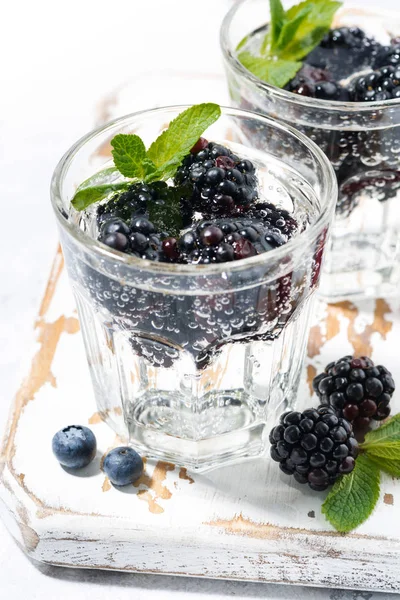 Bebidas carbonatadas con bayas frescas, verticales — Foto de Stock