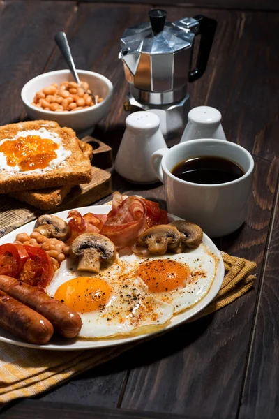 Gebakken eieren met spek, worstjes en fruit voor het ontbijt — Stockfoto