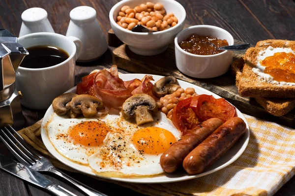Stekta ägg med bacon, korv och grönsaker till frukost — Stockfoto