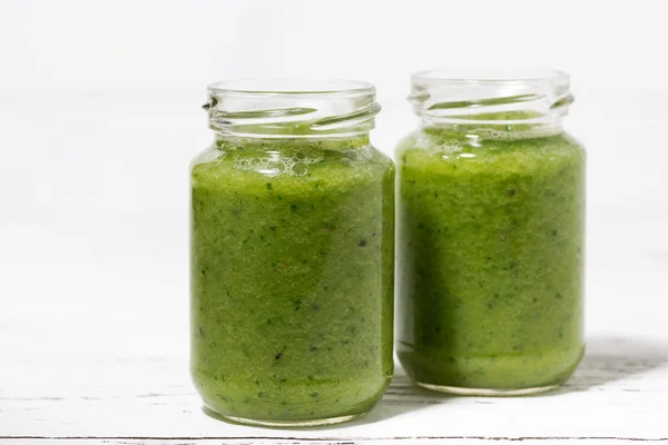 Grön frukt och grönsaker smoothies, närbild — Stockfoto