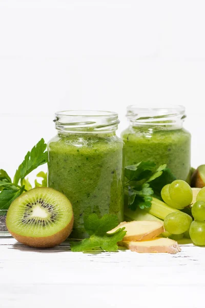 Batidos de frutas y verduras verdes en frascos, verticales — Foto de Stock