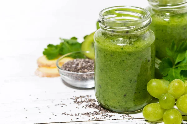 Zdravé zelené ovoce a zeleninové smoothie ve sklenicích — Stock fotografie