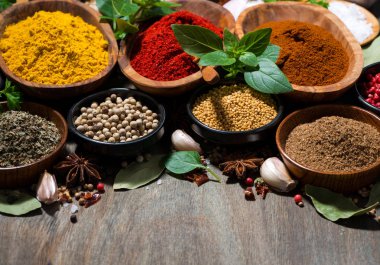 çeşitli baharat ve otlar ahşap arka plan üzerinde