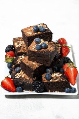 tatlı - çikolatalı kek plaka üzerinde taze çilek ile