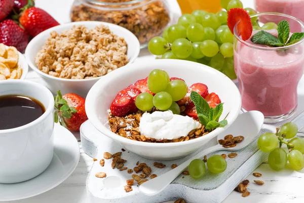 Läcker och hälsosam frukost med frukt, müsli — Stockfoto