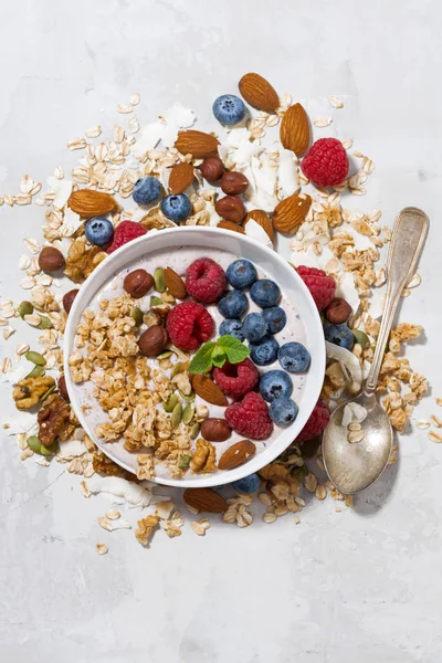 Homemade muesli with yogurt and berries, top view vertical — Stock Photo, Image