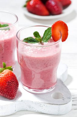 Çilekli milkshake, dikey closeup yenileniyor