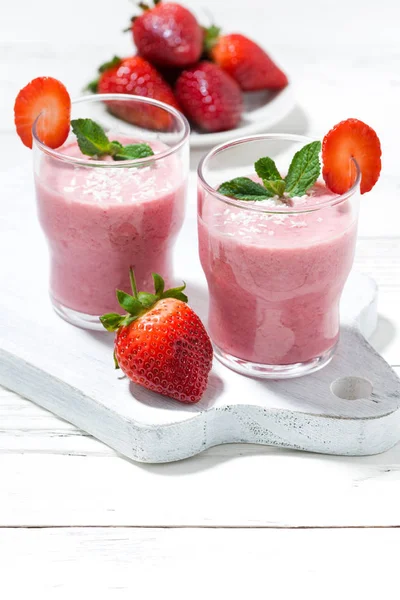 Refreshing strawberry milkshake, vertical — Stock Photo, Image