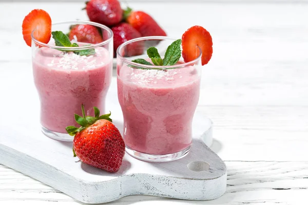 Refreshing strawberry milkshake — Stock Photo, Image