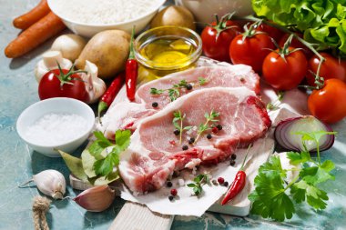 domuz bir kesme tahtası ve taze malzemeler iki adet