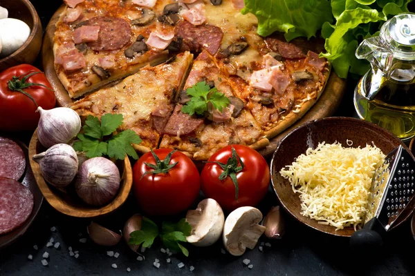 食材とチーズ ソーセージのピッツァ — ストック写真
