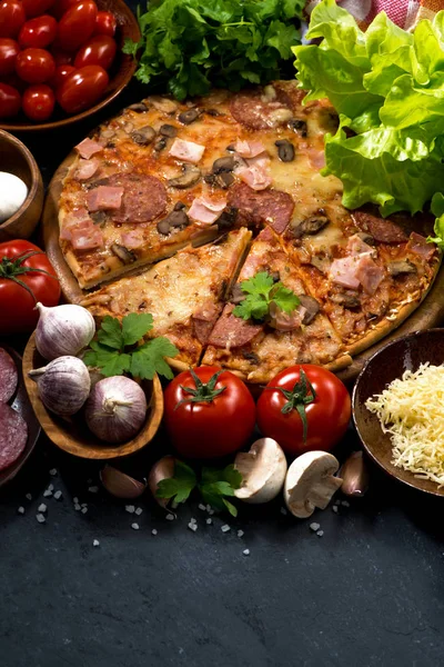 Pizza med korv och ost och ingredienser — Stockfoto