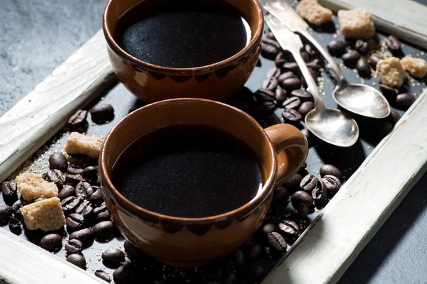 Deux tasses de café noir sur le tableau noir, gros plan — Photo