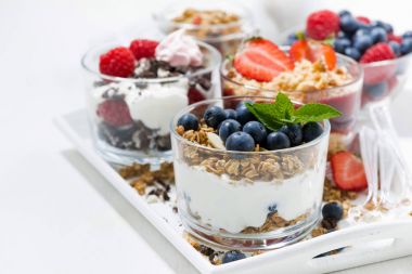 tatlı tatlılar bardaklarda taze çilek ile 